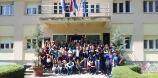 Glinski maturanti s gradonačelnikom Kostanjevićem