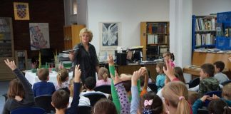 Glinski prvašići uživali u slikovnici “Kad odrastem bit ću dijete”