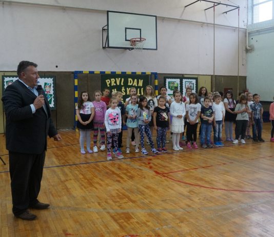 VIDEO – Besplatni udžbenici za đake prvake u Osnovnoj školi Glina