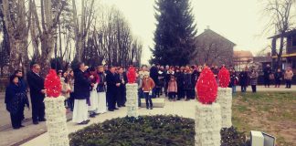 FOTO Paljenjem prve adventske svijeće Glinjani ušli u vrijeme Došašća