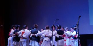 Dječja smotra folklora pred punom dvoranom Hrvatskog doma u Glini