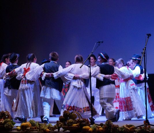 Dječja smotra folklora pred punom dvoranom Hrvatskog doma u Glini