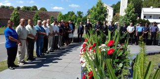 Vijenci i svijeće kod spomenika “Suza” i Sveta misa za Domovinu