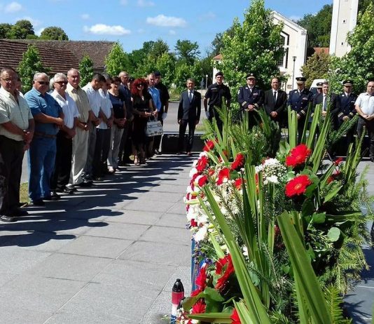 Vijenci i svijeće kod spomenika “Suza” i Sveta misa za Domovinu