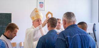Biskup podijelio sakramente kršćanske inicijacije u Kaznionici u Glini