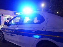 Pijan i pod zabranom vožnje udario u policijski automobil