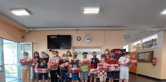 VIDEO U osnovnoj školi podijeljeni pokloni školarcima