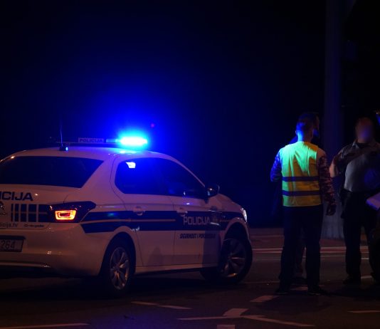 Pijan sletio s ceste i udario u rasvjetni stup