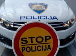 U Glini pijan udario u dva parkirana automobila pa vrijeđao policajce