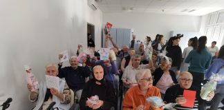 Učenici u Glini posjetili te obradovali udomiteljske obitelji i starije u Domu za starije Glina