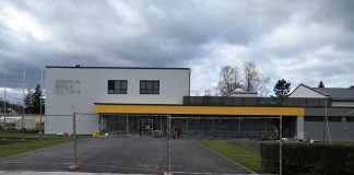 Pri kraju je obnova glinske srednje škole, izgleda odlično!