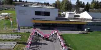 FOTO Srednjoškolci učili o važnosti prevencije raka dojke i originalnom fotkom poručili: Mama, budi zdrava!
