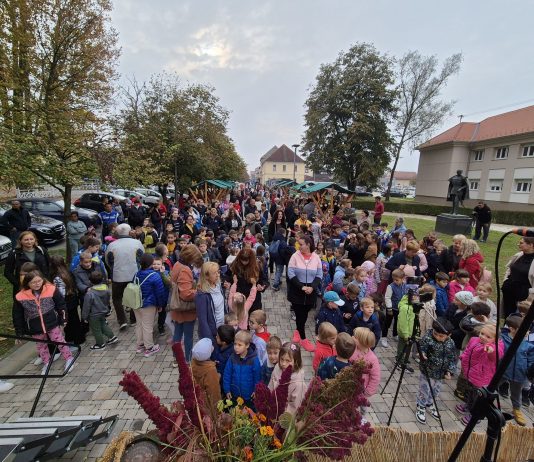 FOTO/VIDEO Bogata ponuda i veselo raspoloženje na Danima kruha