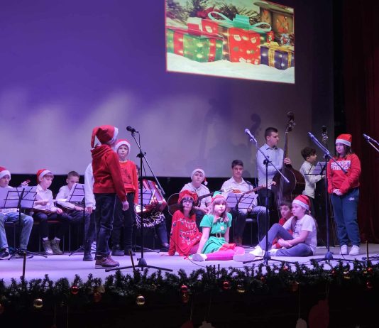 FOTO Božićna glazbena priča učenika OŠ Glina oduševila publiku