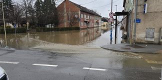 Zbog kiše poplavljene ulice u Glini