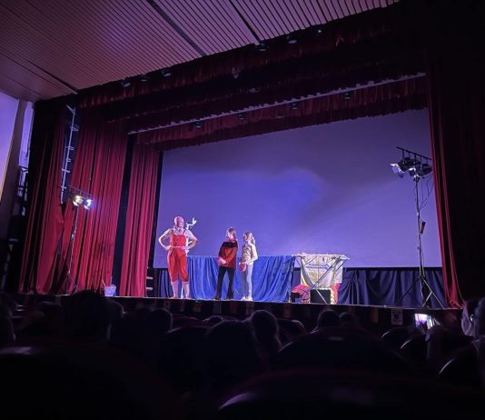 Pozdrav ljetu uz igrokaze i osmijehe: Dramska večer u Glini na kraju školske godine