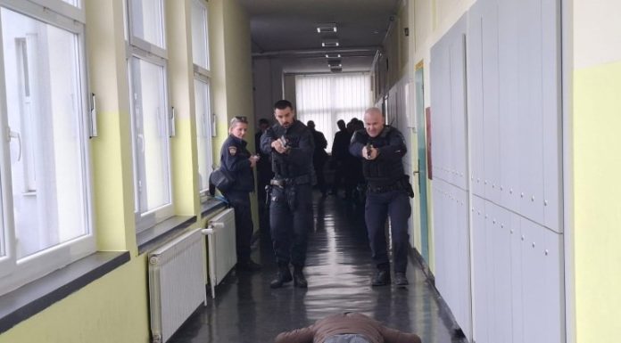 U Glini održana simulacijska vježba napadača u školi: policija i ravnatelji uvježbavali postupke za krizne situacije