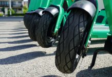 Dijete prevozilo drugo dijete na električnom romobilu bez kacige