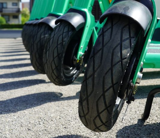 Dijete prevozilo drugo dijete na električnom romobilu bez kacige