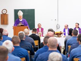 Biskup Vlado Košić slavio misu u Kaznionici u Glini