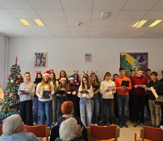 Učenici SŠ Glina razveselili Dom za starije pjesmom i darovima