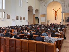 Susret krizmanika u Glini: Mladi se pripremaju za sakrament potvrde