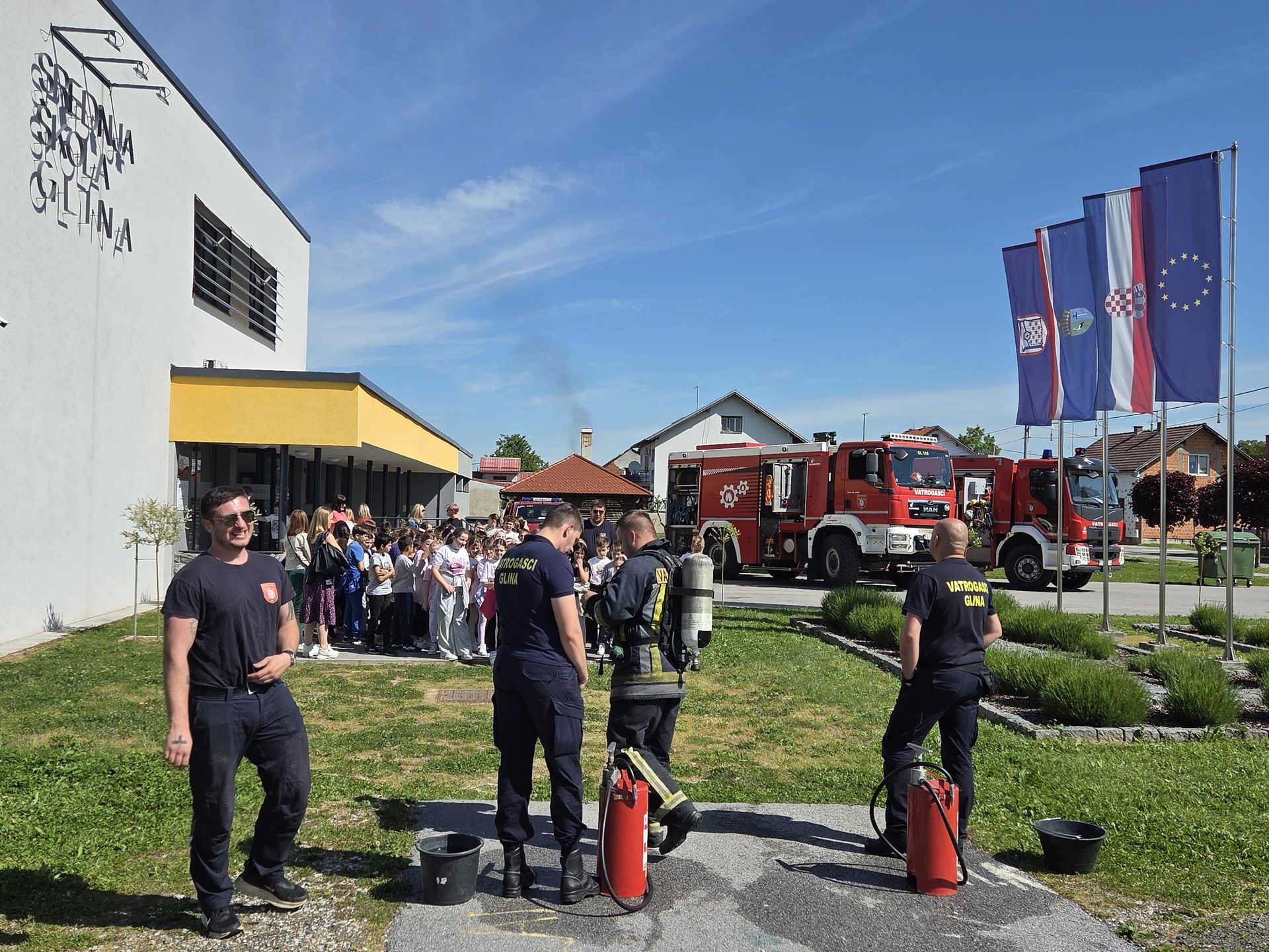 Svečano obilježen blagdan svetog Florijana u Glini: Vatrogasci demonstrirali spremnost i opremu 6