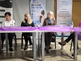 „Nisi sama“ u Glini: tribina o nasilju nad ženama i pomoć Sigurnoj kući Sisak Četiri sudionice tribine sjede za stolom ispred panoa Centra za žene Adela.