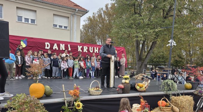 Dani kruha u Glini okupili brojne izlagače: Trg ispunili mirisi domaćeg kruha i jesenski plodovi