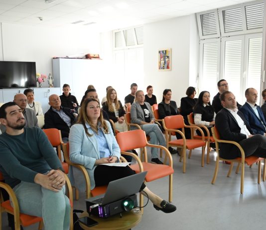Predstavljen projekt “Svaki dan novi plan”: Gotovo 300 tisuća eura za bolji život starijih osoba u Glini Predstavljen projekt "Svaki dan novi plan": Gotovo 300 tisuća eura za bolji život starijih osoba u Glini 1